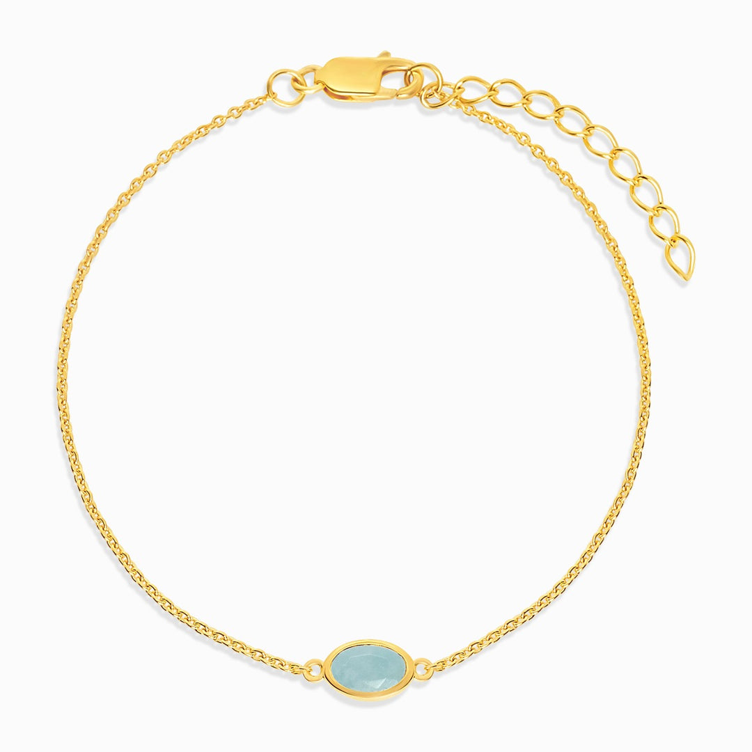 Goldarmband mit dem Geburtsstein März Aquamarin, der eine blaue Farbe hat. Kristallarmband mit blauem Aquamarinkristall in Gold.