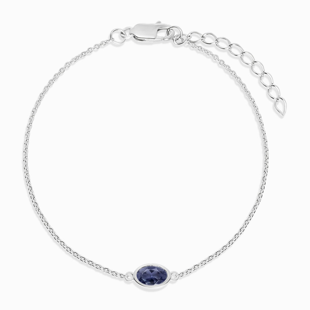 Silberarmband mit September-Geburtsstein Iolith. Armband aus Silber mit blauem, violettem Iolith-Kristall.