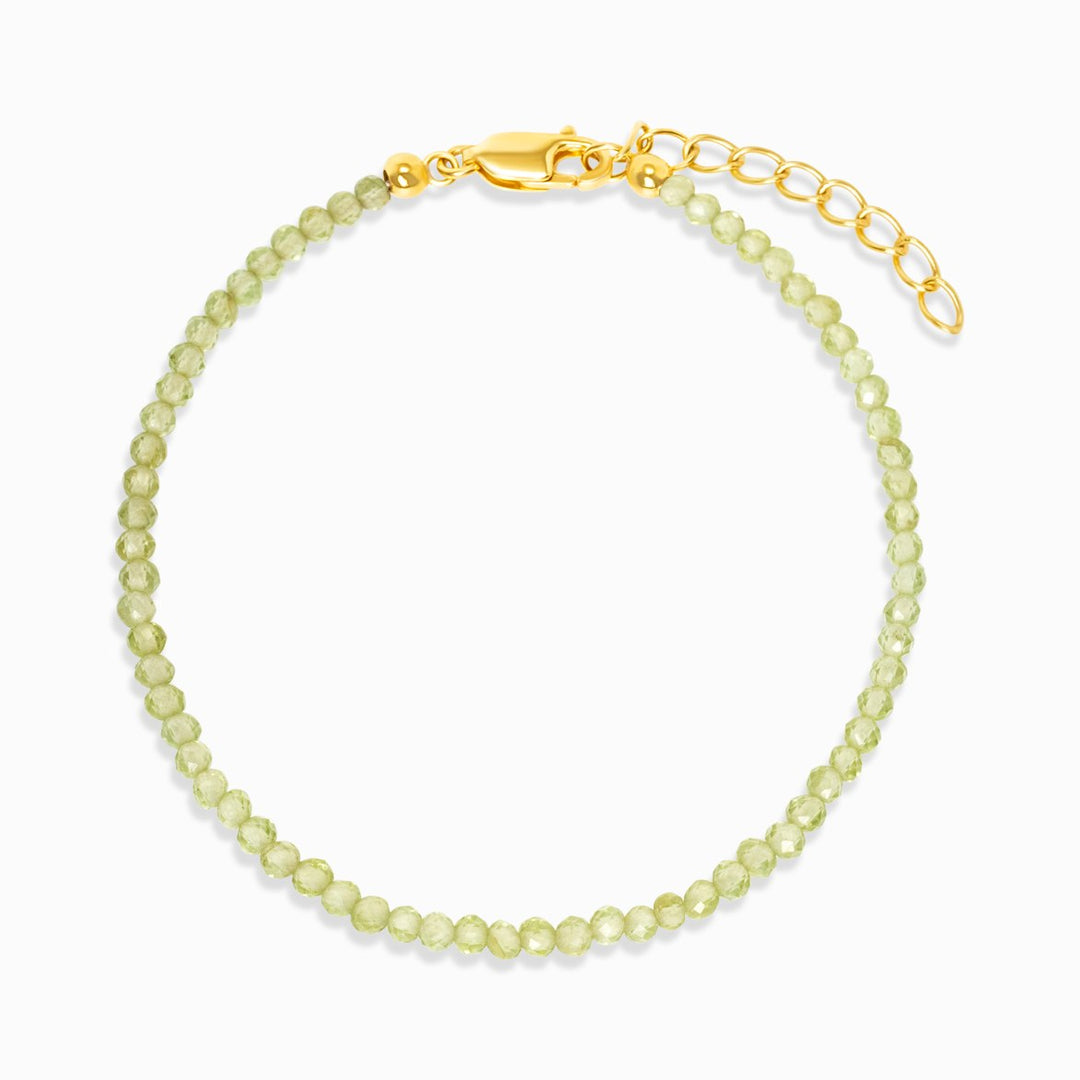 Armband mit Kristall-Peridot, einem grünen Edelstein und Geburtsstein des Monats August. Kristallarmband mit Peridot, das eine schöne grüne Farbe hat.