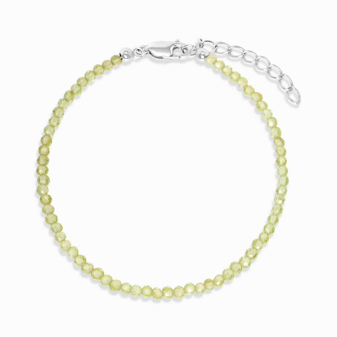 Armband mit Kristall-Peridot, einem grünen Edelstein und Geburtsstein des Monats August. Kristallarmband mit Peridot, das eine schöne grüne Farbe hat.