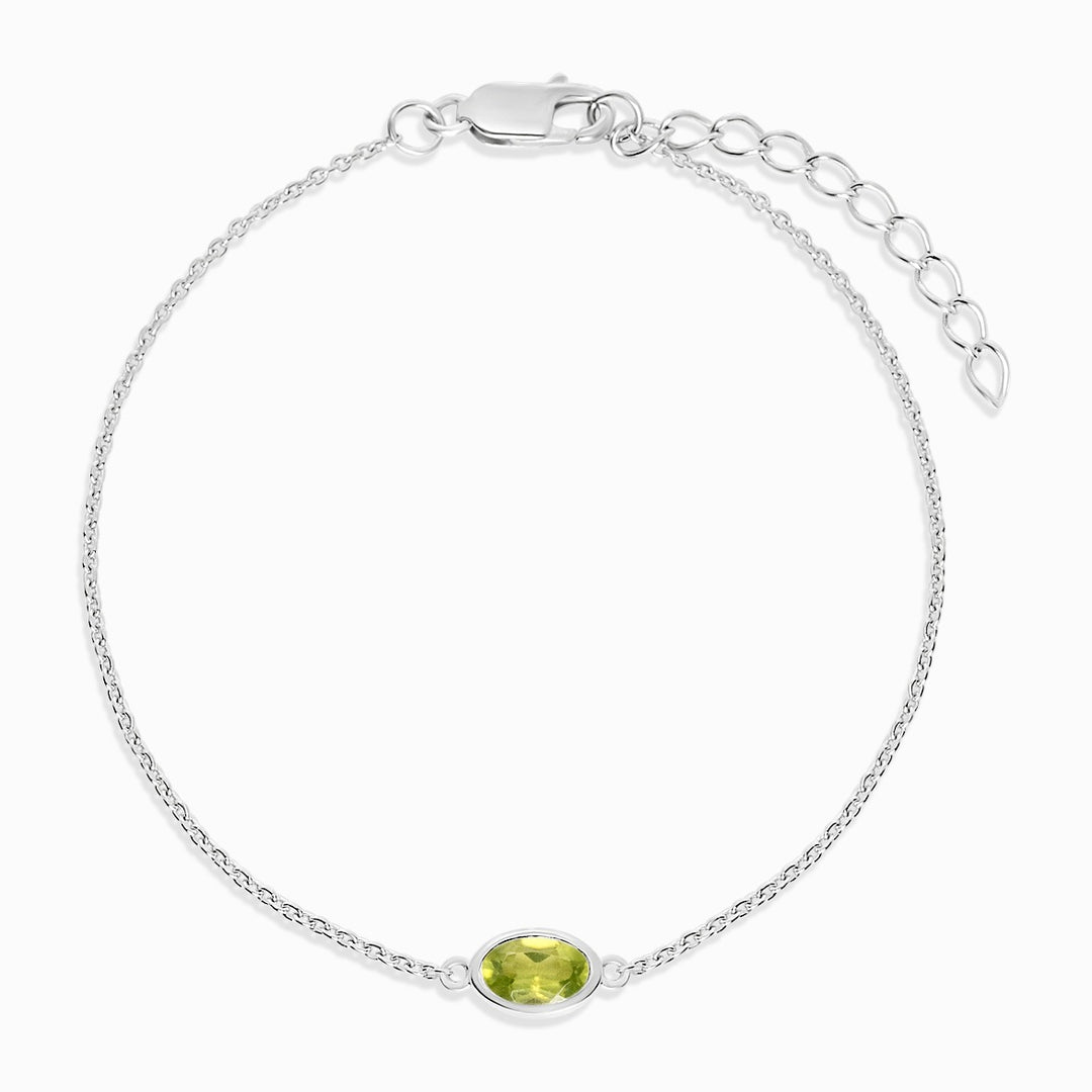 Kristallarmband mit grünem Peridot-Edelstein. Silberarmband mit grünem Peridotstein.