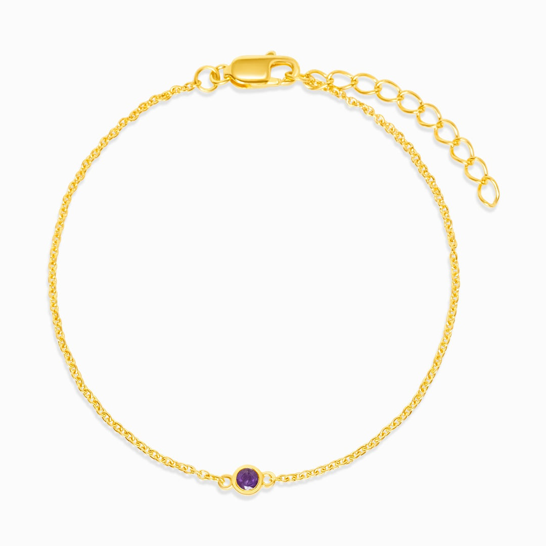 Goldarmband mit lila Amethyst, dem Geburtsstein des Februars. Schmuck mit Amethyst-Kristall zum Tragen als Armband in Gold.