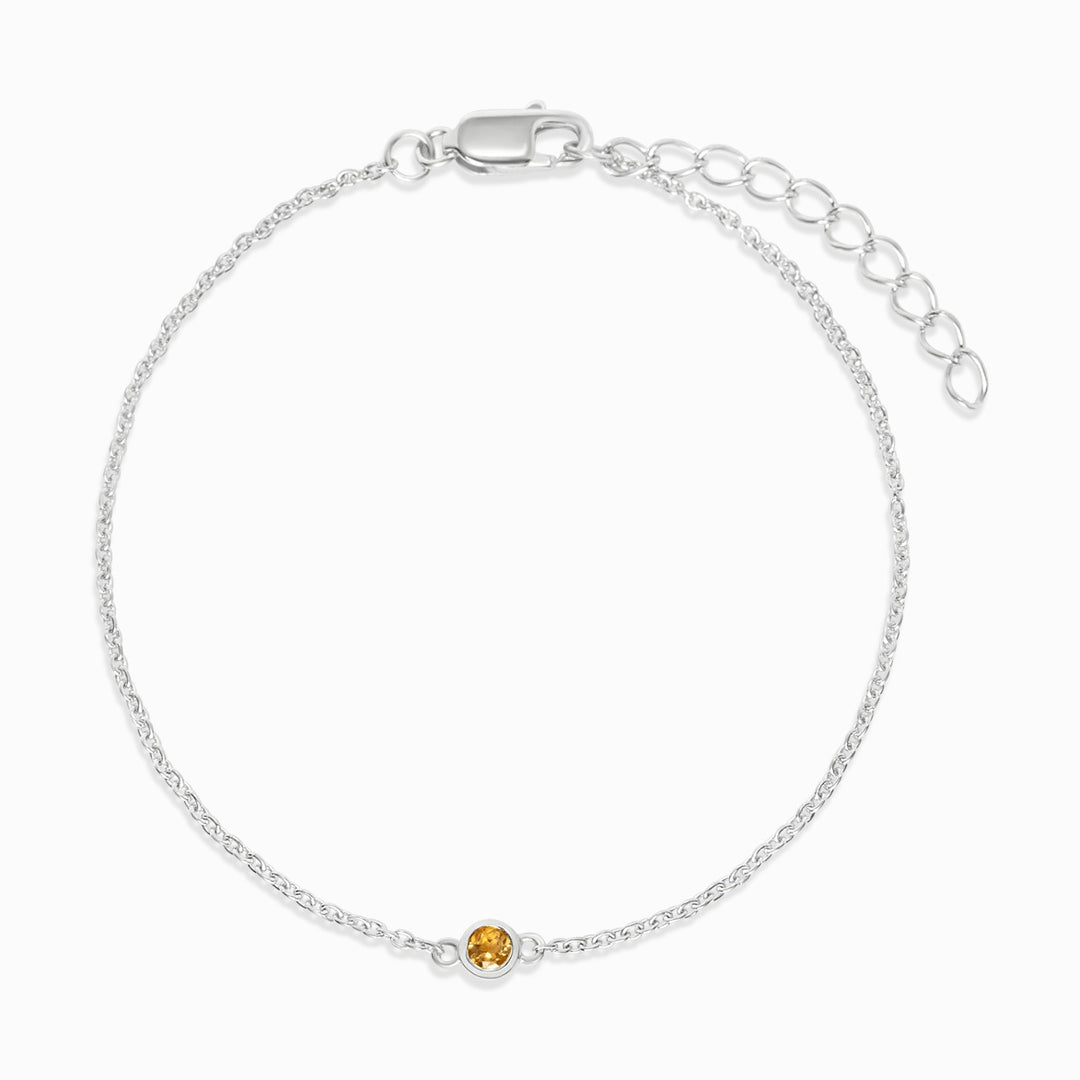 Citrin-Schmuck aus Silber. Armband mit gelbem Citrinstein zum Tragen um den Arm.