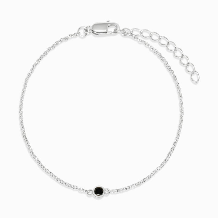 Armband mit Kristall-Onyx, einem schwarzen und wunderschönen Edelstein. Schmuck mit Onyx als Armband.