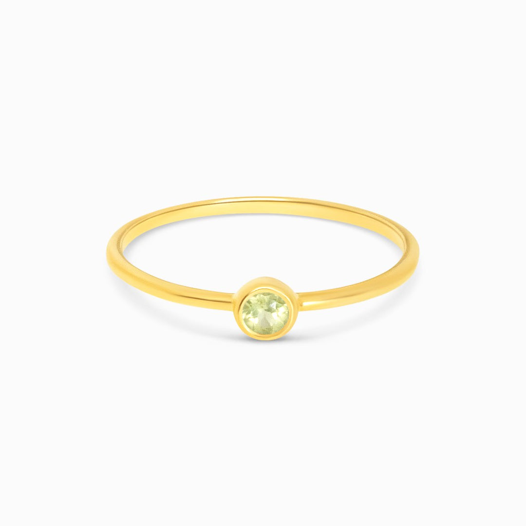 Peridot-Ring aus Gold. Moderner Goldring mit Kristall-Peridot.