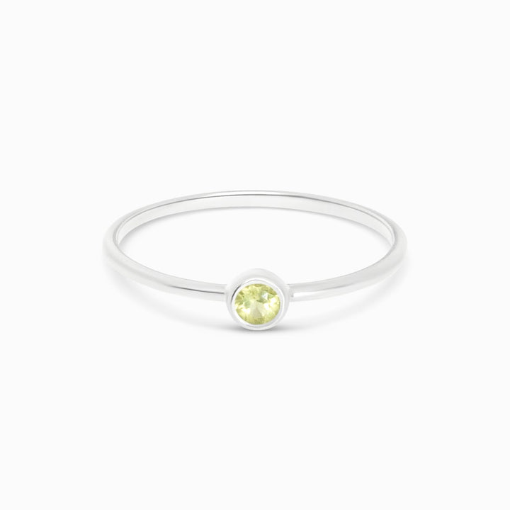 Kristallring mit Peridot aus Sterlingsilber 925. Eleganter und moderner Ring mit grünem Edelstein Peridot.