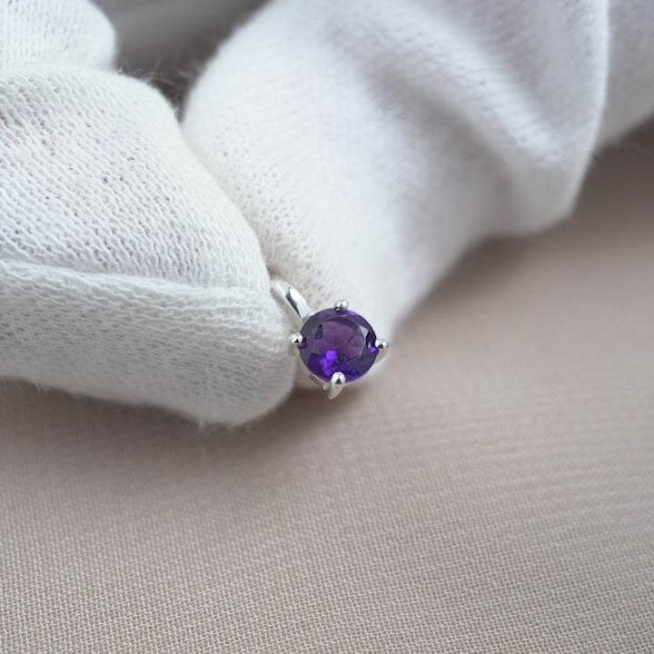 Kristallanhänger mit violettem Edelstein Amethyst. Edler Amethyst-Charm mit silbernen Details.