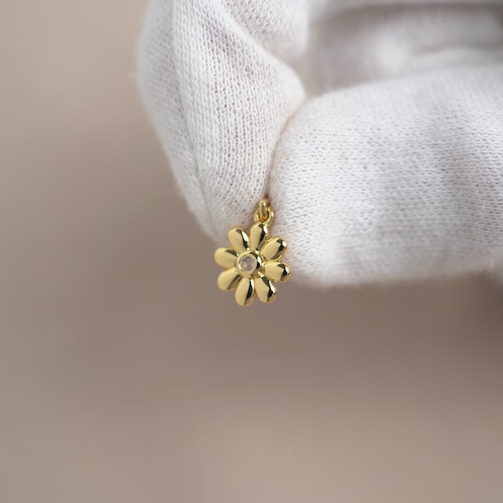 Goldanhänger mit Blume und Rosenquarzkristall. Schmuck für Halskette in Gold mit Rosenquarz-Anhänger in einer Blume.