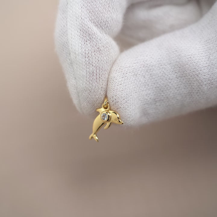 Goldanhänger mit Delfin- und Aquamarinkristall. Kristallanhänger aus Gold und blauem Aquamarin-Edelstein.