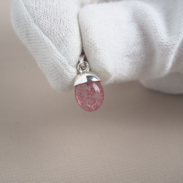 Kristallschmuck mit rot-rosa Stein Erdbeerquarz zum Tragen als Halskette. Schmuck mit rotem Kristall-Erdbeerquarz, dem Monatsstein für Oktober.