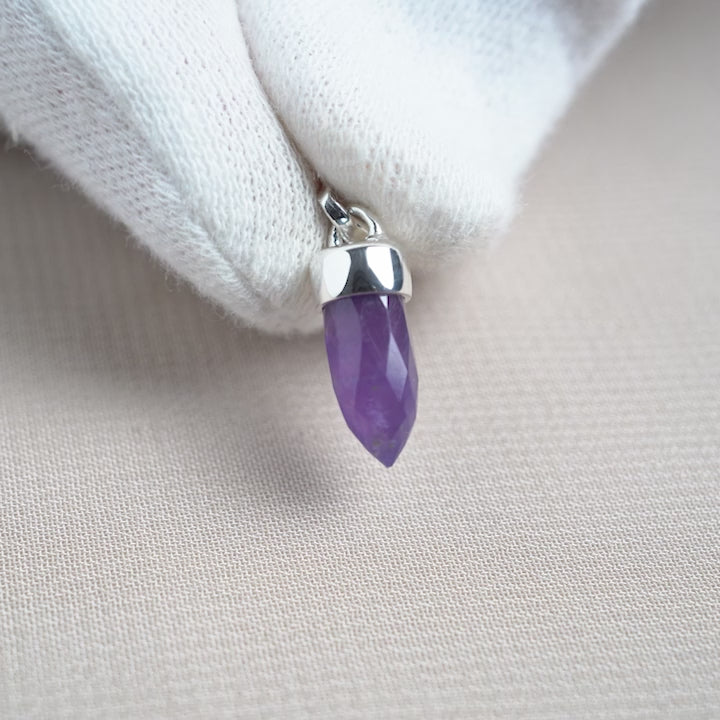 Kristallhalskette mit violettem Kristall-Amethyst in geschliffener Spitze.