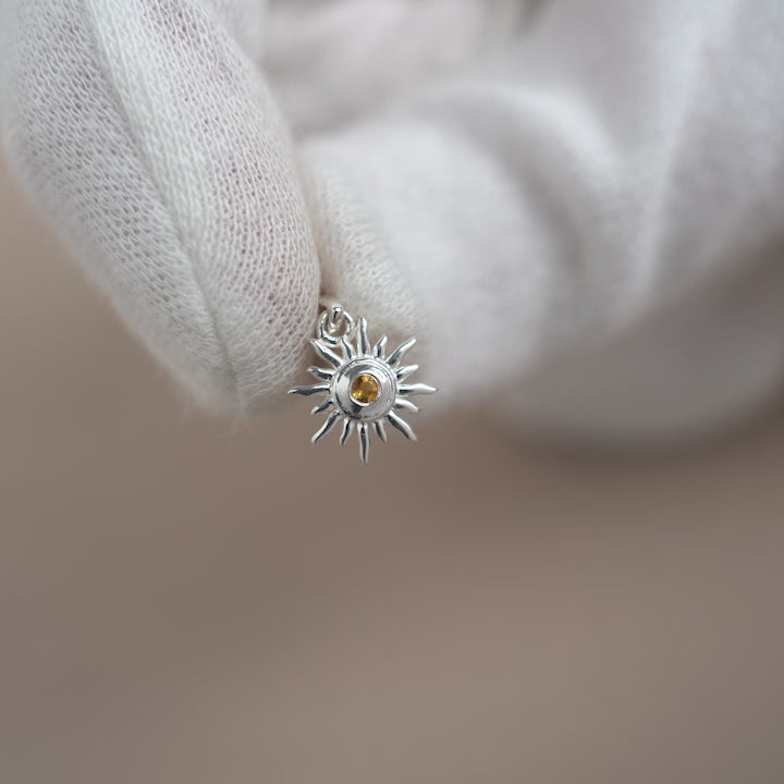 Solberlock in Silber mit gelbem Citrin-Kristall. Kristallanhänger mit Citrin in einer wunderschönen Sonne.