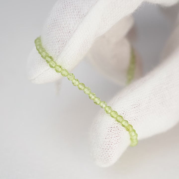  Peridot-Armband mit winzigen Perlen. Edelsteinkette mit grünen kleinen Peridotperlen.