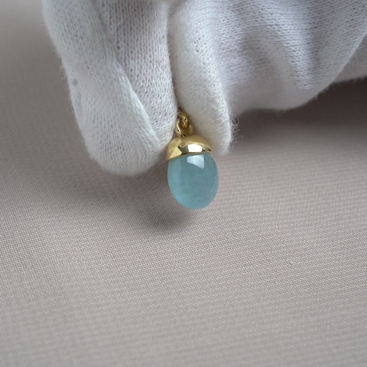 Aquamarinschmuck mit Golddetails. Anhänger aus getrommeltem Aquamarin zum Tragen mit Halskette.