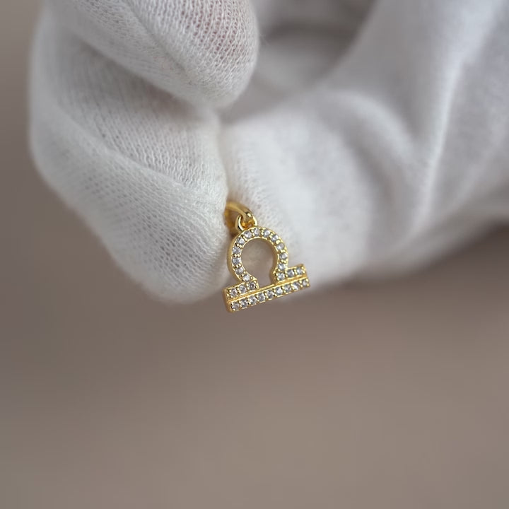  Weißer Topas-Anhänger mit Leo-Symbol. Sternzeichen-Charm mit glitzernden Kristallen in Gold.