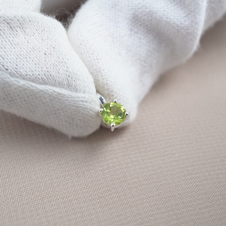 Peridot-Anhänger aus Silber. Kristallschmuck mit einem grünen Kristall-Peridot in Silber.