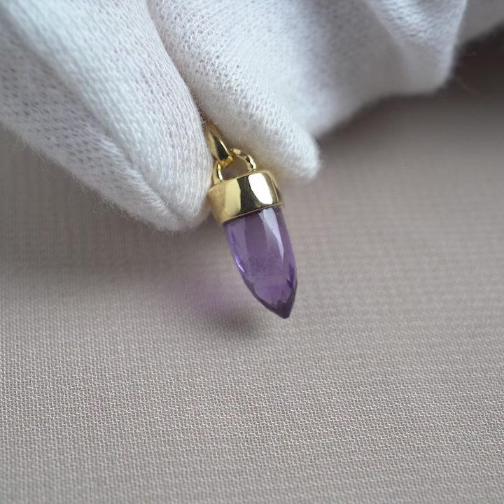 Edelstein-Mini-Punkt-Anhänger mit Amethyst in Gold. Edelsteinschmuck in Form einer Halskette mit Amethyst.