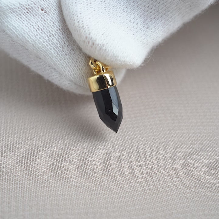 Onyx-Mini-Punkt-Anhänger in Gold. Edelsteinanhänger mit Onyx-Minispitze.