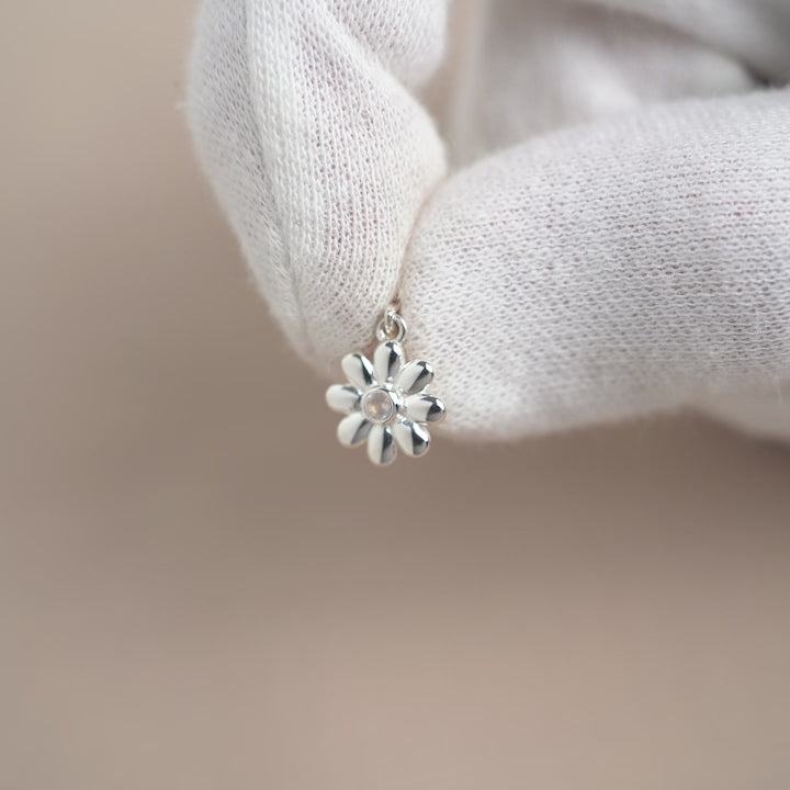 Oktober-Geburtssteinschmuck mit silbernem Anhänger in Blume und kleinem Rosenquarzkristall. Silberschmuck mit rosa Edelstein Rosenquarz in einer süßen kleinen Blume.