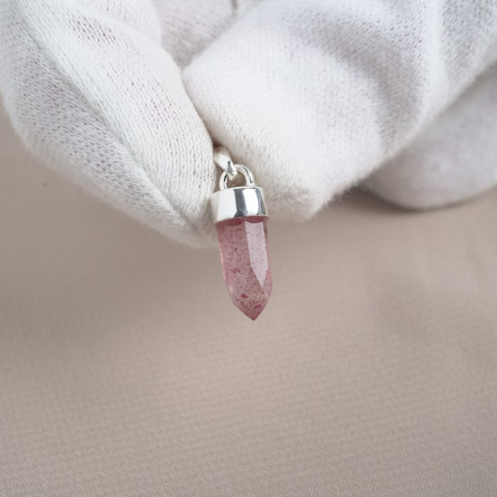 Mini-Spitze mit Erdbeerquarz in Silber. Der Edelstein Erdbeerquarz mit einer rot-rosa Farbe.