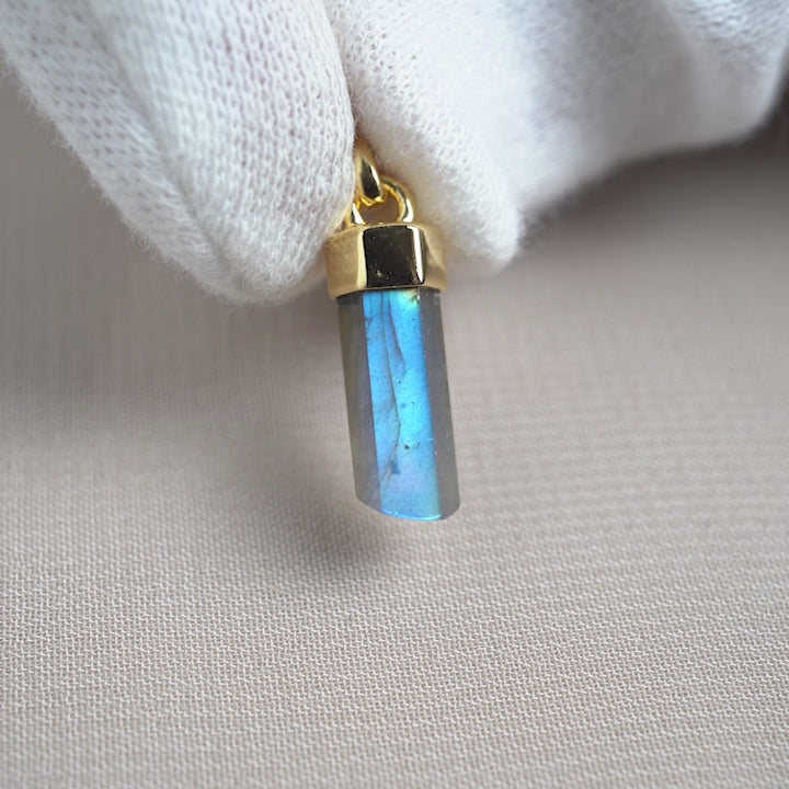 Gemstone pendant with Labradorite and gold details. Crystal jewelry pendant with Labradorite.