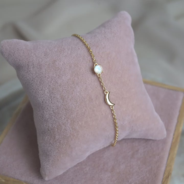 Luna-Armband in Gold mit Regenbogenmondstein. Edelsteinarmband aus Gold mit kristallklarem Mondstein, der blau schimmert.