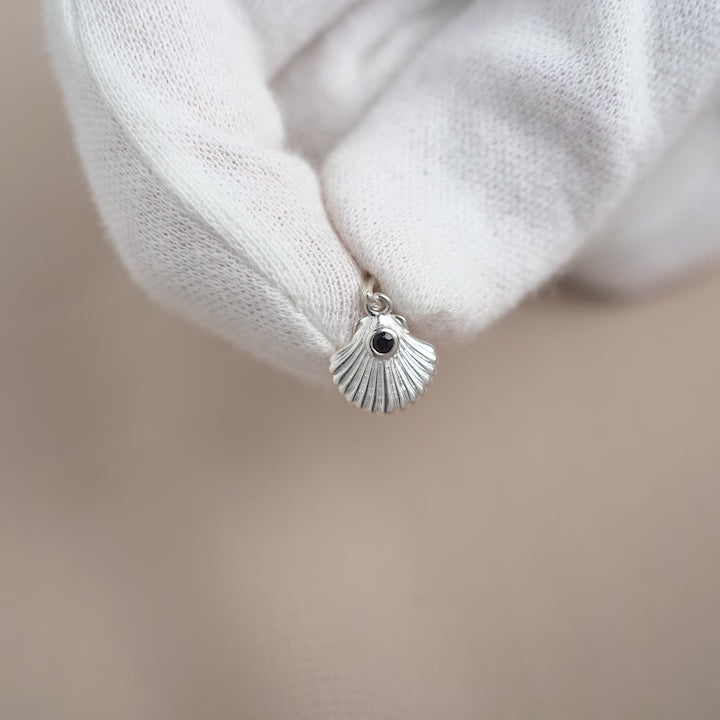 Juli-Geburtssteinanhänger mit einer silbernen Muschel. Onyx-Anhänger aus Muschel-Edelsteinschmuck.