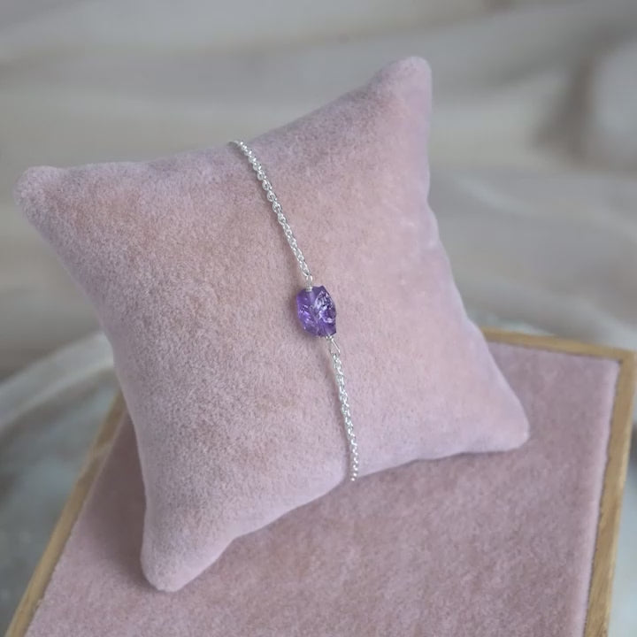 Silberarmband mit violettem Edelstein Amethyst. Rohes Mini-Amethyst-Armband in Silber.