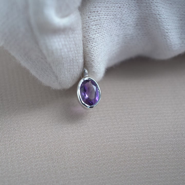 Amethyst-Edelsteinanhänger mit silbernen Details. Kristallanhänger mit violettem Edelstein Amethyst.