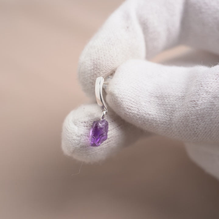 Amethyst-Edelstein-Ohrringe aus Silber. Moderne Kristallohrringe mit rohem Amethyststein.