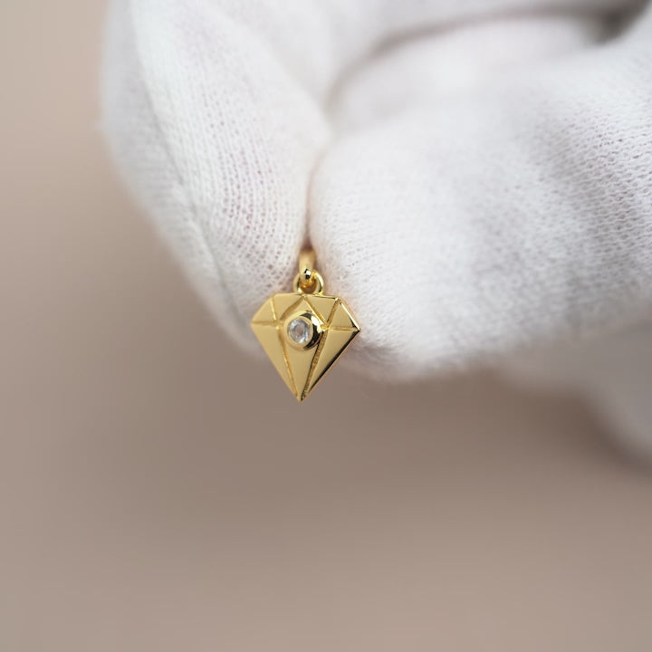 Wunderschöne Edelsteinkette mit einem goldenen Diamantanhänger und einem Bergkristall Edelstein darin.