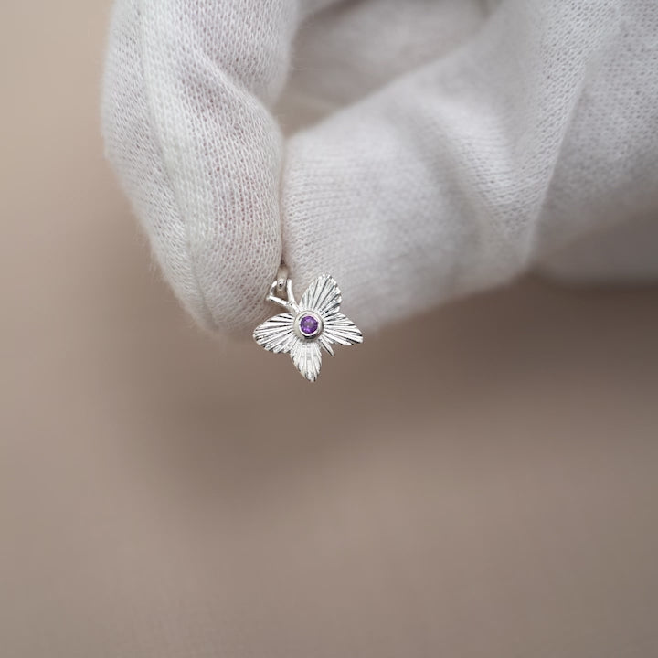 Schmetterlingsschmuck mit Edelstein Amethyst. Kristallschmuck mit Amethyst in einem silbernen Schmetterling.