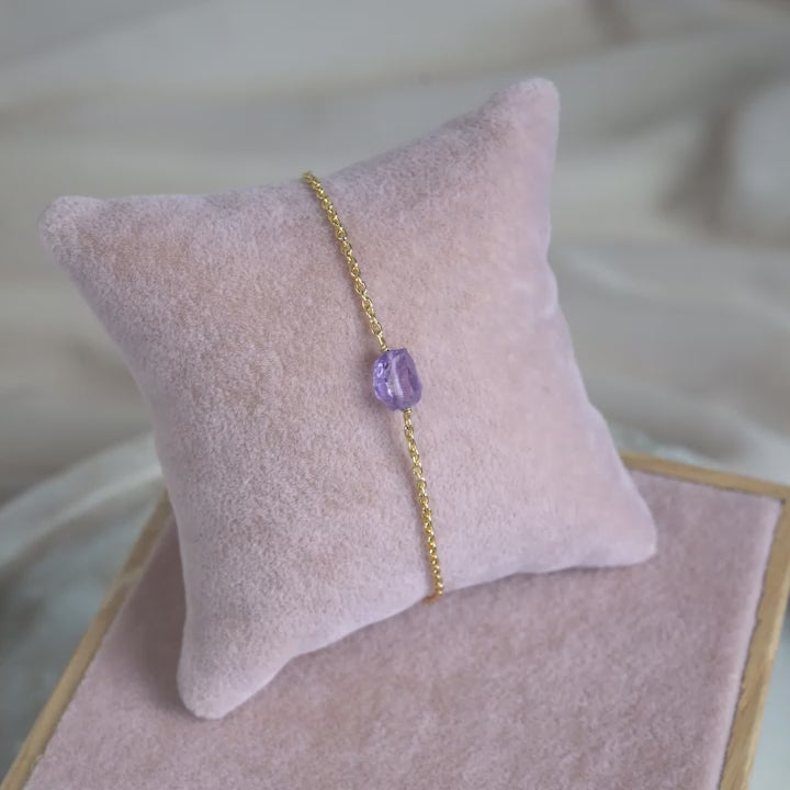 Goldarmband mit rohem Amethyst in violetter Farbe. Edelsteinarmband aus Gold und violettem Edelstein Amethyst im rohen Design.