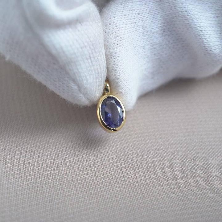 Kristallanhänger mit Iolith in edlem Design. Wunderschöner Edelsteinanhänger mit einem violetten, blauen Edelstein Iolith in Gold.