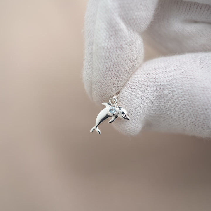  Silberschmuck mit Delfin-Anhänger und blauem Aquamarinstein. Kristallschmuck aus Silber mit Delfin und blauem Edelstein Aquamarin.