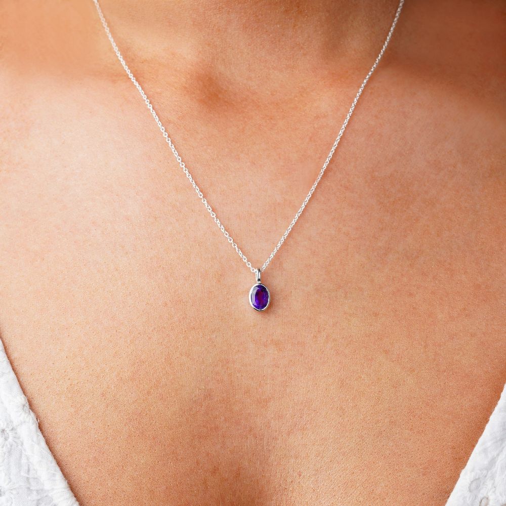  Halskette mit violettem Edelstein Amethyst, der ein Schutzstein ist. Schmuck mit violettem Kristall-Amethyst, dem Geburtsstein des Monats Februar.