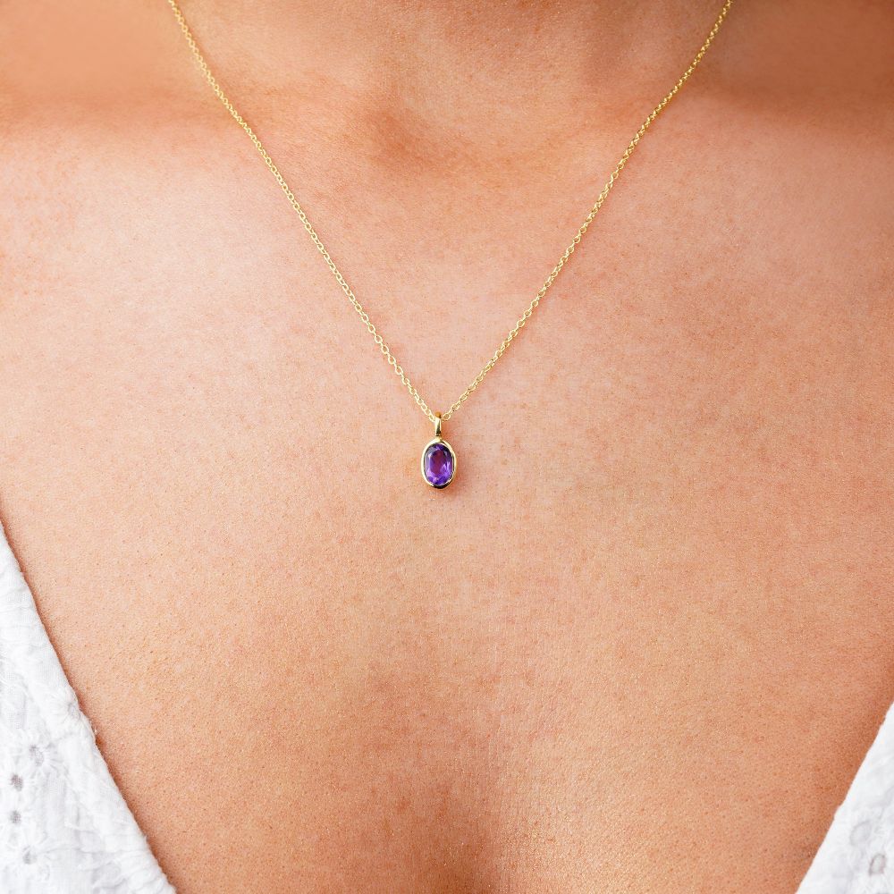  Kristallschmuck mit lila Stein Amethyst in Gold. Halskette mit violettem Kristall-Amethyst, dem Geburtsstein des Monats Februar.