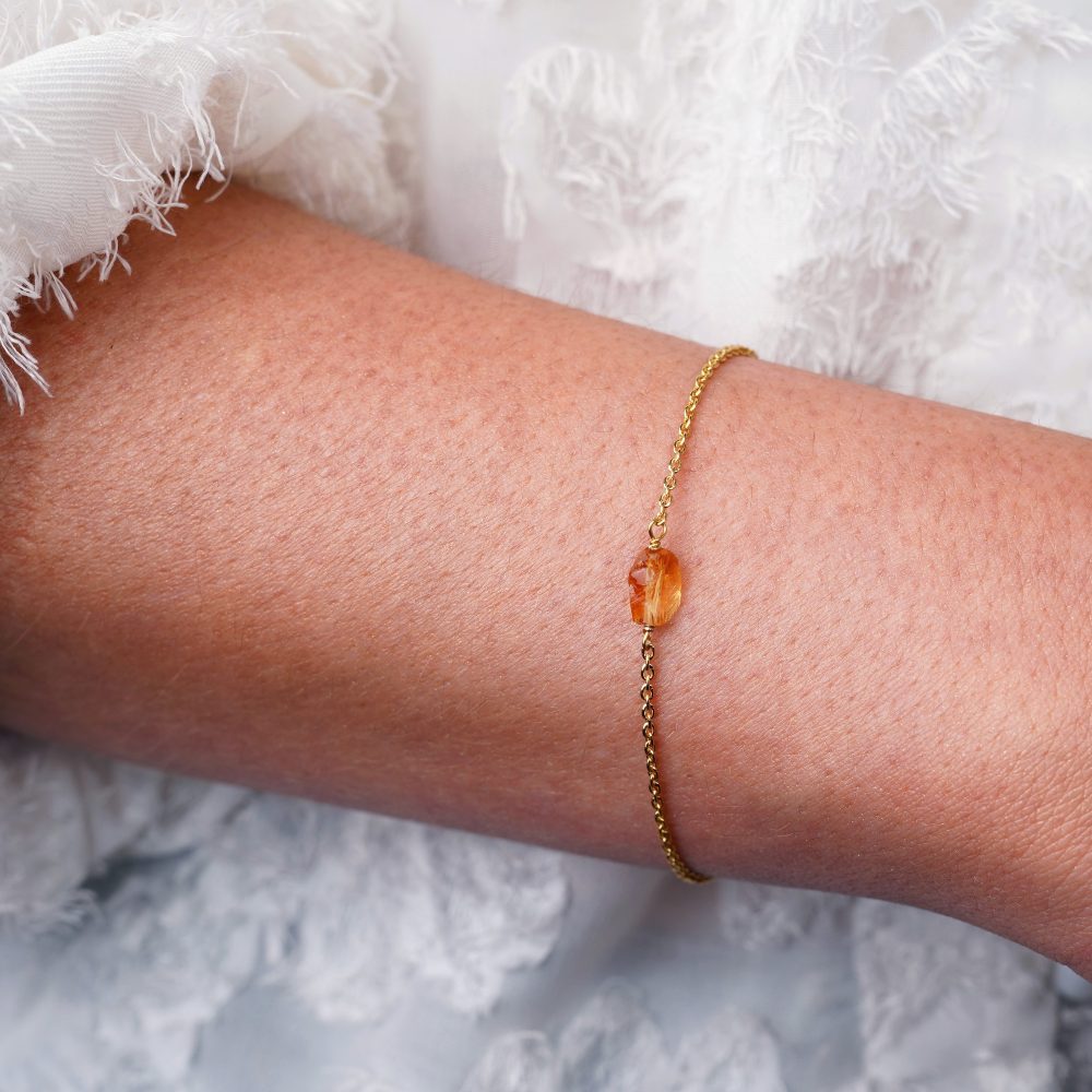 Goldarmband mit Citrin-Kristall. Kristallarmband aus Gold mit rohem Citrin.