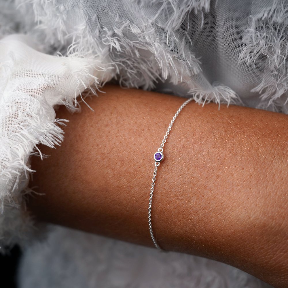  Kristallarmband mit Amethyst. Schmuck mit Edelsteinen, lila Amethyst.