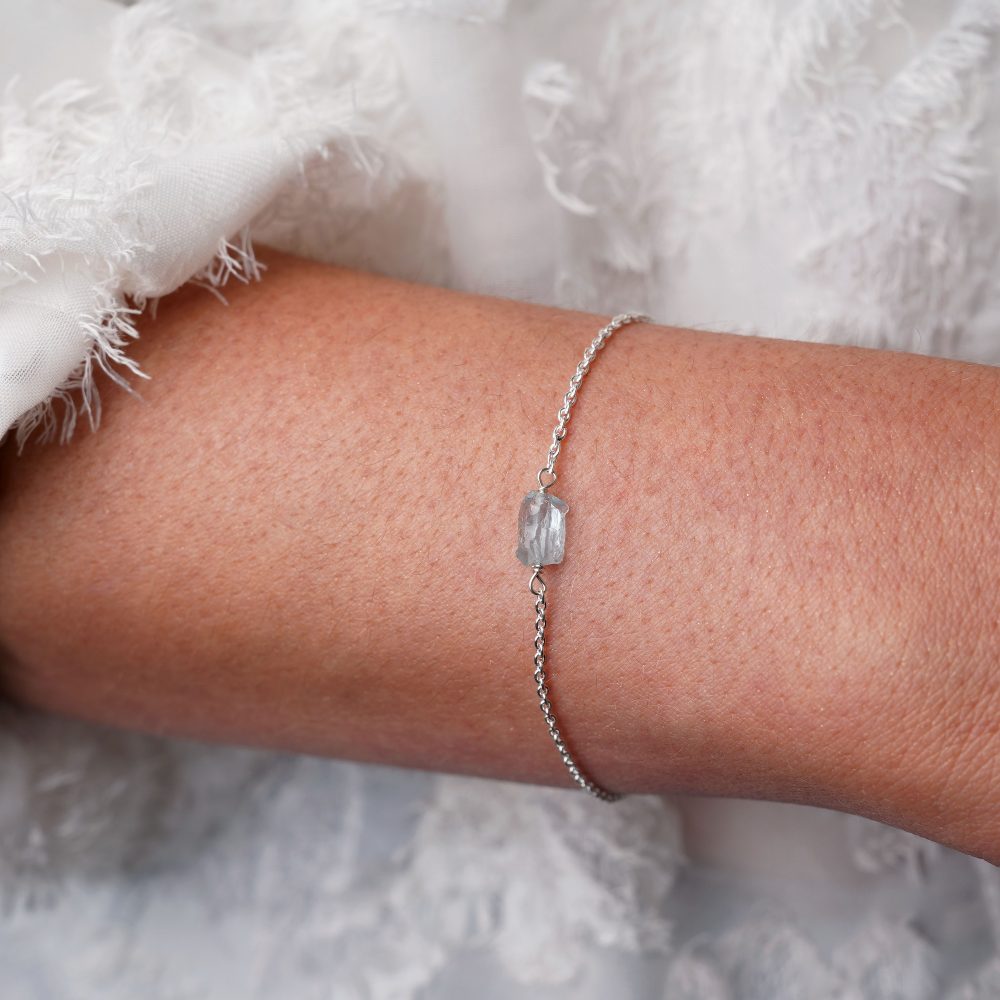 Aquamarin-Armband aus Silber. Silberarmband mit rohem Aquamarinkristall.