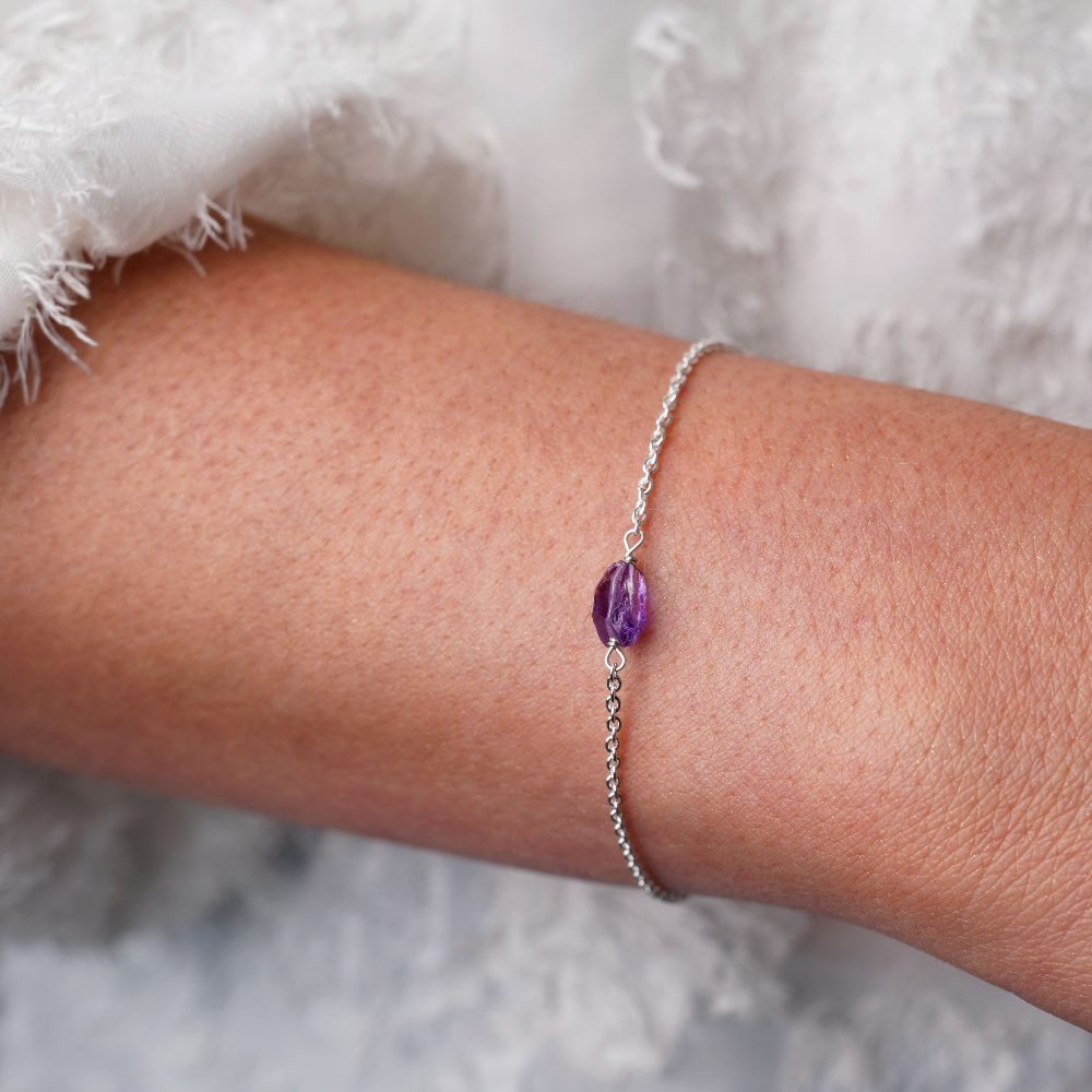  Silberarmband mit Amethystkristall in Rohform. Kristallarmband mit rohem Amethyst in wunderschöner lila Farbe.