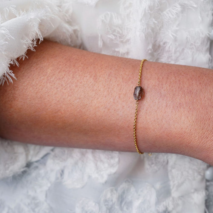 Goldarmband mit rohem kleinen Rauchquarzkristall. Armband aus Gold mit Rauchquarz in modernem Design.