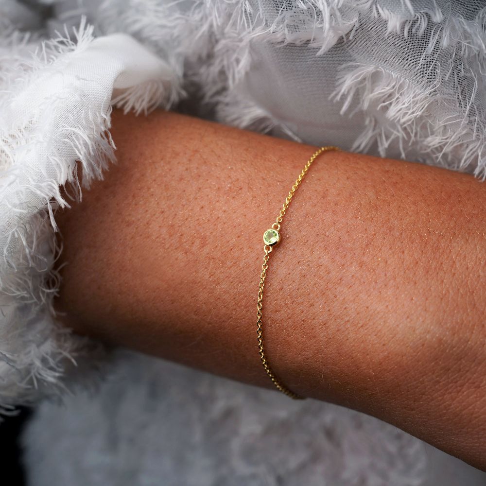 Kristallarmband aus Gold mit grünem Peridot, dem Geburtsstein des Monats August. Goldarmband mit Kristall-Peridot.