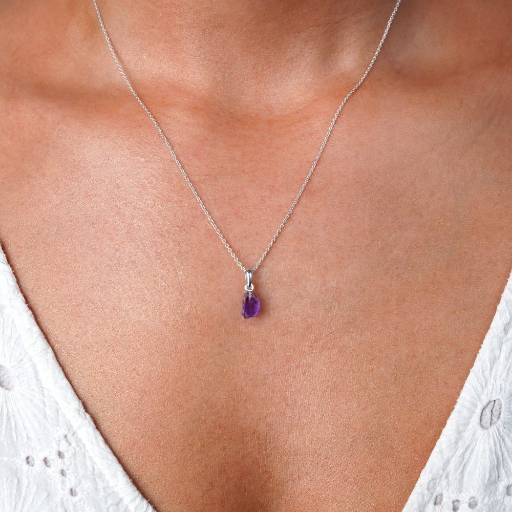  Amethyst-Halskette aus Silber. Zierliche und niedliche Halskette mit einem kleinen Amethyst-Edelstein in Rohform.