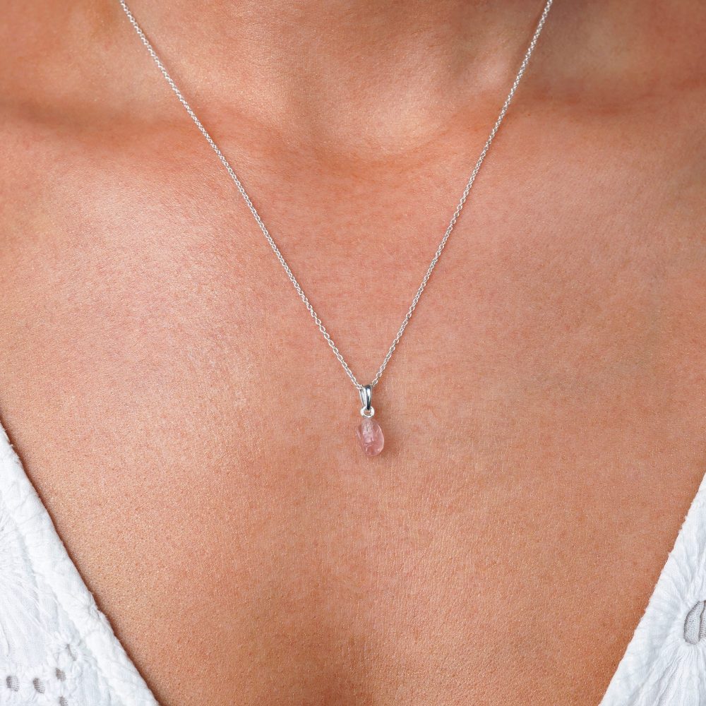 Halskette mit rohem Rosenquarz in Silber. Edelsteinkette mit Rosenquarz, der Liebe symbolisiert.