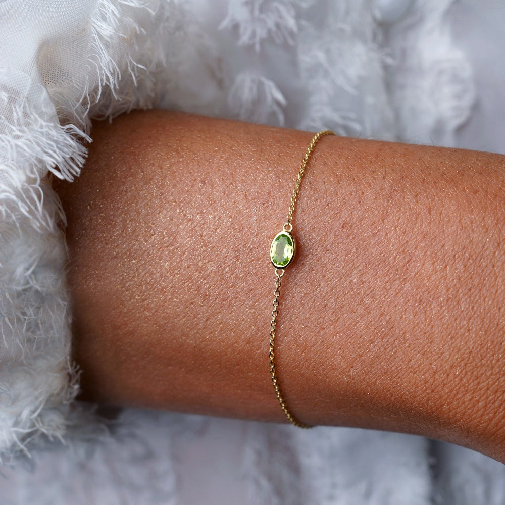 Goldarmband mit Kristall-Peridot. Armband mit grünem Edelstein Peridot in Gold.