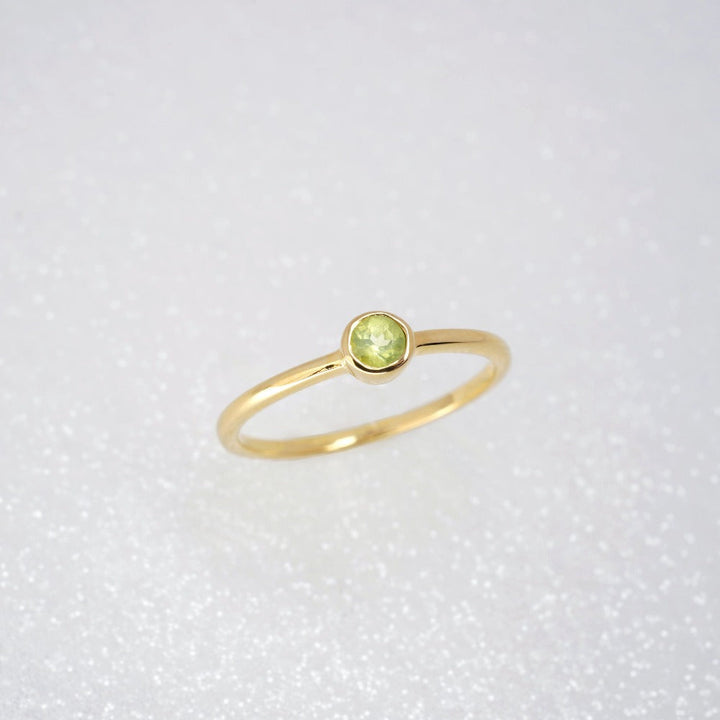  Ring mit grünem Kristallperidot. Moderner Goldring mit Peridot in elegantem Design.