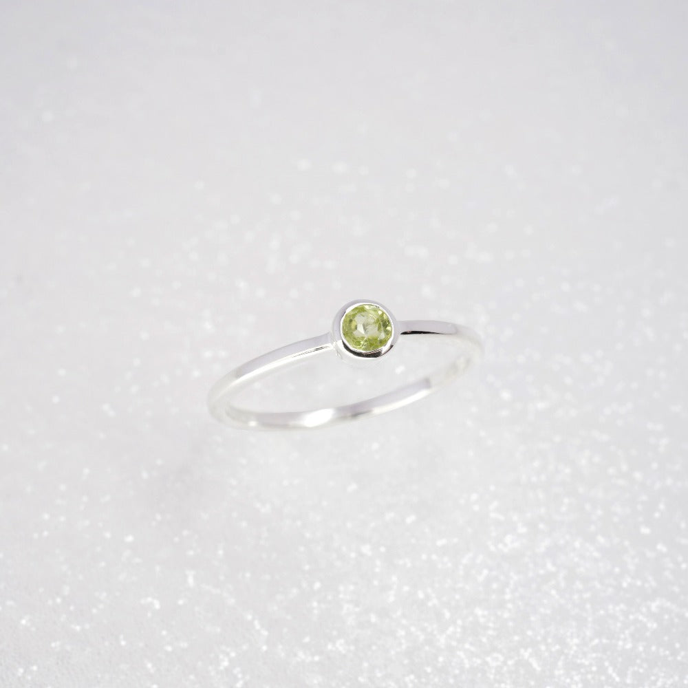 Silberring mit Edelstein Peridot in elegantem und modernem Design. Ring mit grünem Kristall-Peridot, dem Geburtsstein des Monats August.