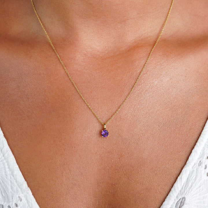 Schmuck mit violettem Kristall-Amethyst. Halskette mit Februar-Geburtsstein, lila Amethyst.