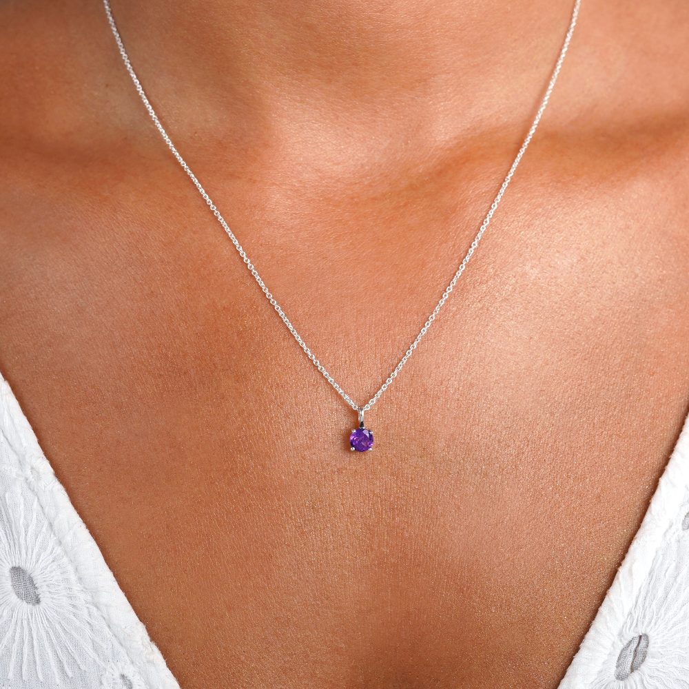 Schmuck mit dem Februar-Geburtsstein Amethyst. Halskette mit violettem Kristall-Amethyst aus Sterlingsilber.